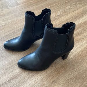 BRAND NEW Crown & Ivy black scallop booties